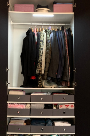 Der Kleiderschrank aufgeräumt nach der Sitzung